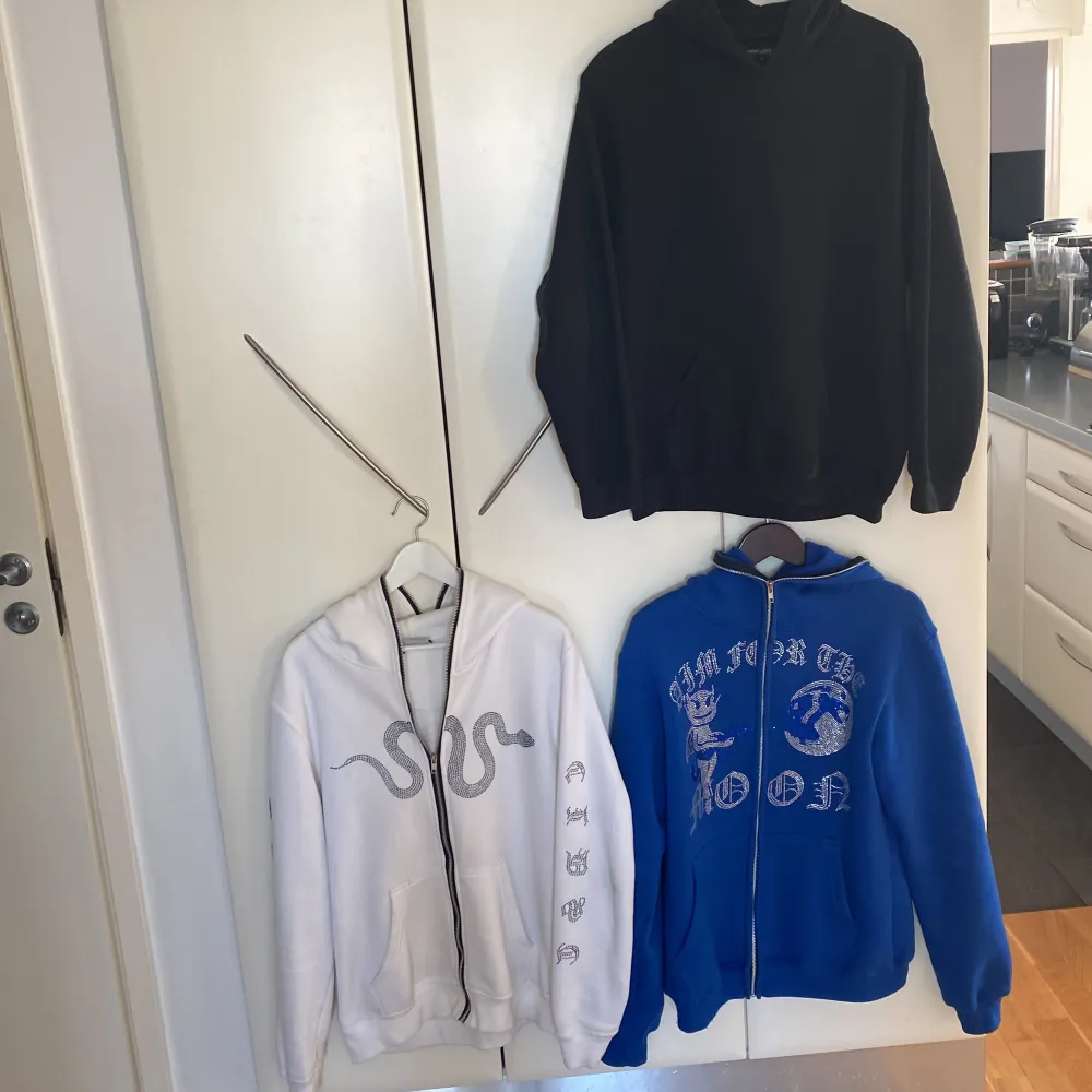 Tre feta hoodies från CLDST, och Night Addict.  Den blåa är SÅLD.  Samlat värde av 1500 men säljer alla för endast 550! Hojta till om du undrar minsta lilla!. Hoodies.