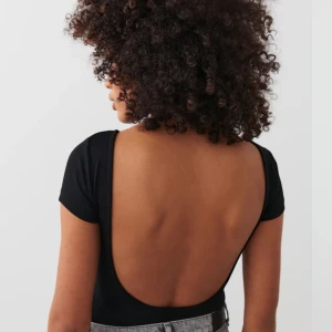 Rygglös T-shirt  - Rygglös topp från Gina Tricot, använd en gång i Soft-touch kollektionen ❤️