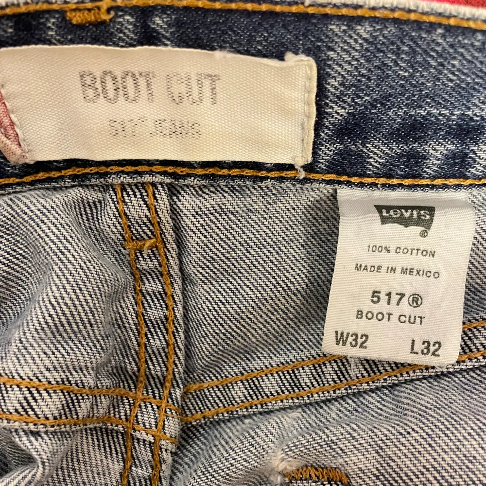 Vintage Levi’s jeans 517 i bootcut modell. Storlek 32/32. Två små fläckar som lätt tvättas bort. Köpt för längesen. Kan mötas upp i Stockholm (Hägersten) eller frakta. 😁. Jeans & Byxor.