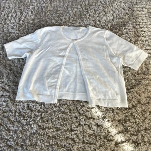 Vit bolero - Så fin bolero har lite smink fläck som man ser på andra bilden💞