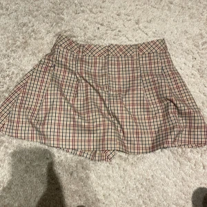 Fin kjol - En kjol använd vid ett tillfälle, dårmed mycket gott skick. Ger lite vintage school vibes 🤩