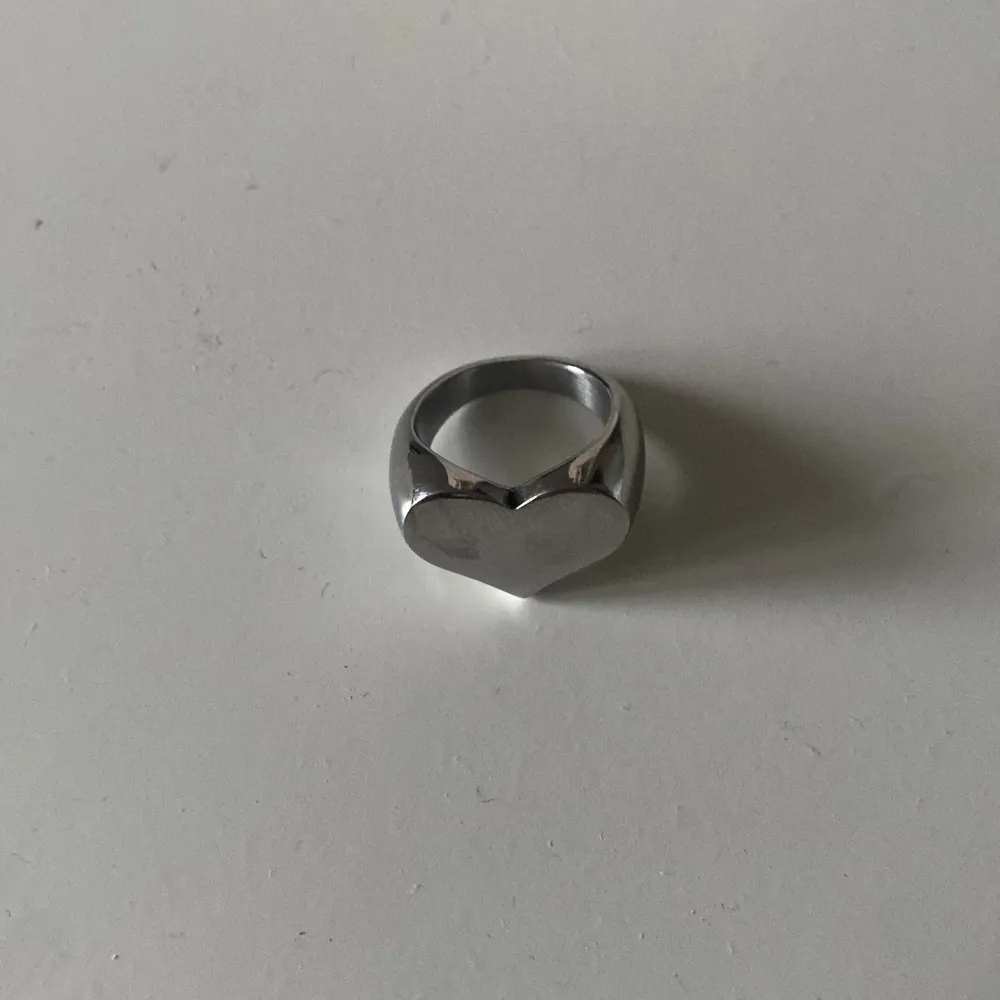 Säljer denna gulliga ringen i silver  då den inte längre kommer till användning. 💕. Accessoarer.