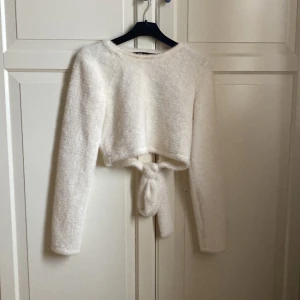 Vit gosig kofta Zara - Koftan är bar i ryggen och har knyt i ryggen Stl S