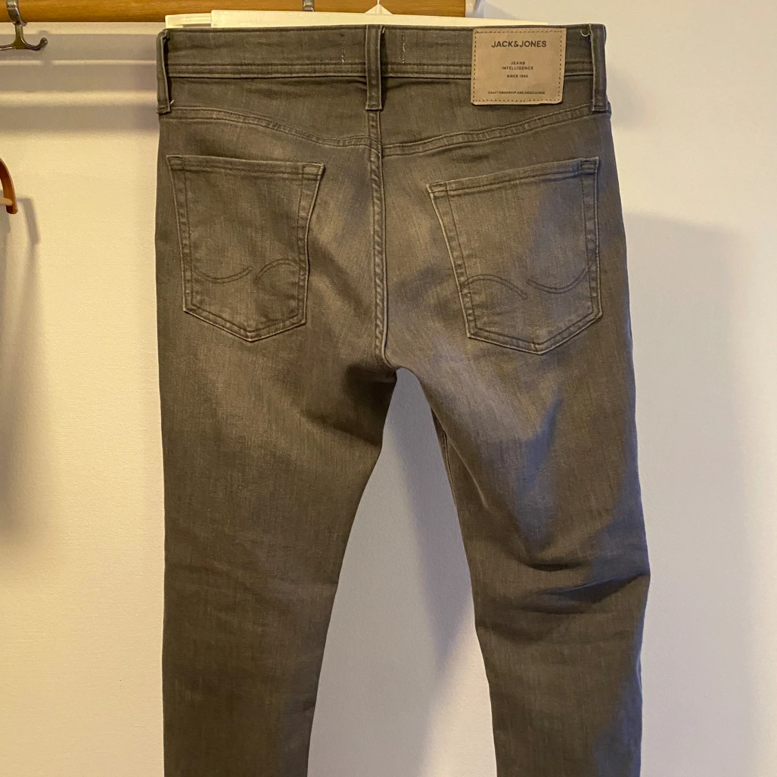 Gråa jeans från Jack & Jones  - 91
