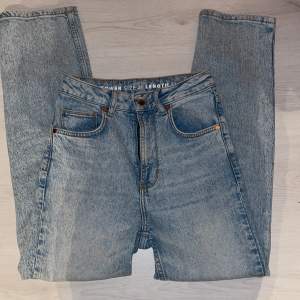 Säljer mina blå jeans som är straight från bik bok då de inte kommer till användning längre, pris går alltid att diskuteras! ❤️