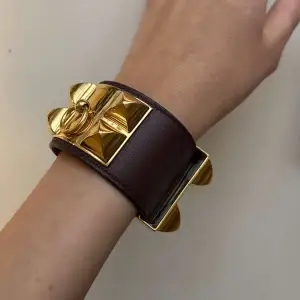 Såå coolt armband från Hermes, nypris ca 13.000. Färgen är vinröd med gulddetaljer och armbandet går att reglera storlek med spännet❤️