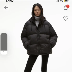 Jacka - Svart vinterjacka från h&m. Jättefint skick. Storlek xs🩷