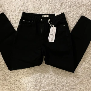 Mom jeans  - Säljer dessa då de inte kommer till någon användning/helt nya med prislapp. I modellen dagny pitite jeans i storlek 34. Skriv för fler bilder/frågor💖