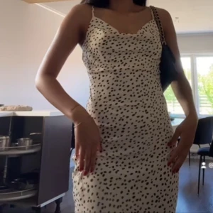Klänning - Jättevacker satinklänning i prickigt mönster från Gina Tricot i storlek 34!
