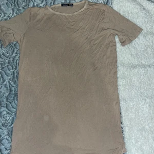 Lång beige T-shirt  - Boohoo