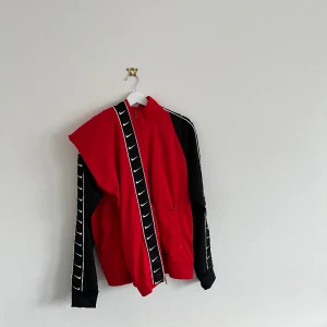 Nike tracksuit  - Nike tracksuit med matchande byxor och ziptröja. Endast tetstat så nyskick. Nypris 1699:-