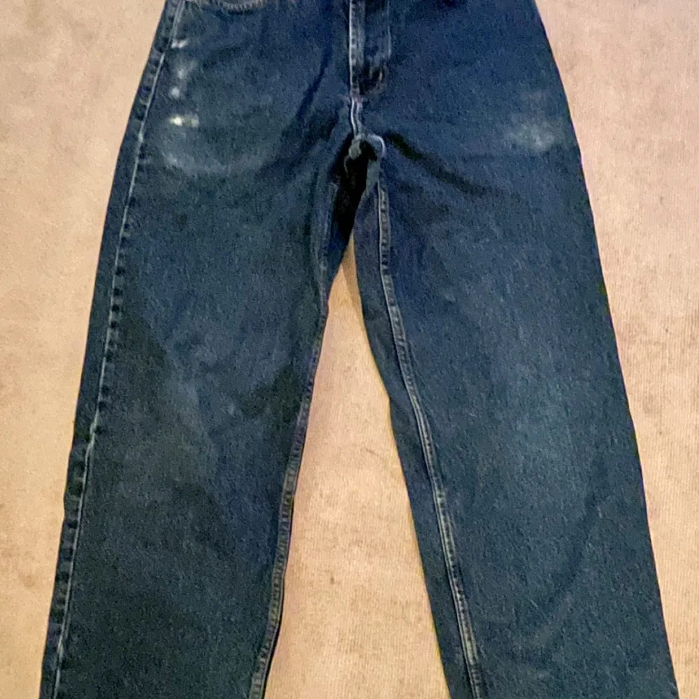 Mörkblå Sweet sktbs med eget tryck på bakre vänstra fickan. Byxbenen är avklippta och har en beninnerlängd på 72-73 cm. Fålla upp eller klipp till shorts. . Jeans & Byxor.