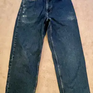 Mörkblå Sweet sktbs med eget tryck på bakre vänstra fickan. Byxbenen är avklippta och har en beninnerlängd på 72-73 cm. Fålla upp eller klipp till shorts. 