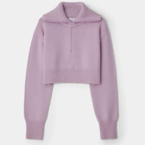 Tröja kashmir cloeys - Säljer denna såå fina och helt slutsålda tröjan i kashmir från cloeys på Nathalie shuterman 💗 använd en gång💗Köpt för 3900kr Det är en dubbelstorlek och den minsta som finns, jag har xs/s och den passar jättebra 💗