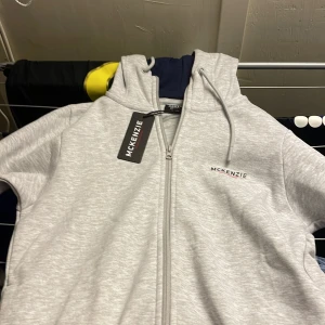 Mckenzie zip hoodie storlek S  - Helt o använd   Går att ändra pris
