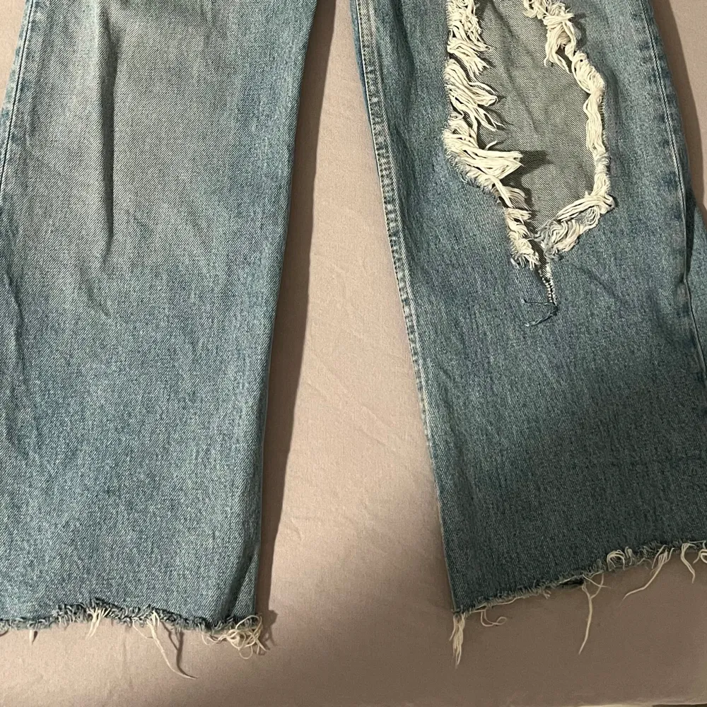 Jag har använt de här max 4 gånger (de var inte min grej riktigt). De är tvättade så det är därför de ser skrynkliga ut på bilden 😂. Jeans & Byxor.
