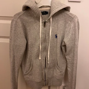 Ralph lauren  - Säljer denna snygga Ralph lauren koftan! Nytt skick och super bekväm. Inte oversize så passar även XS. 