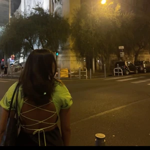 grön topp  - Fin grön topp med snörning i ryggen 