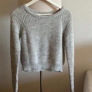Stickad croppad tröja - Snygg och skön tröja från Brandy Melville🦋 Bra skick. One size men jag skulle säga xs/s