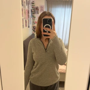 Långärmad  - Skön långärmad med tum hål och dragkedja 