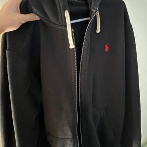 Polo zip hoodie skön och bra kvalitet.  Storleken står XL men skulle garanterat säga att den sitter som L. Där den passar mig som är 1.84 cm.