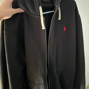 Polo Ralph lauren zip hoodie - Polo zip hoodie skön och bra kvalitet.  Storleken står XL men skulle garanterat säga att den sitter som L. Där den passar mig som är 1.84 cm.