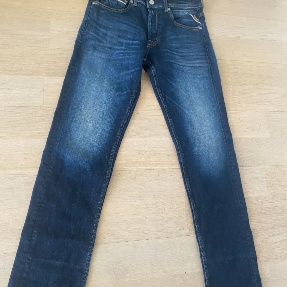 Säljer dessa replay jeans för de var för stora. Modellen är straight leg. Köpta på replays hemsida.  Storleken är 30-32 och har bara använt dom cirka 1 gång .Och det motsvarar skicket som är 10/10.. Jeans & Byxor.