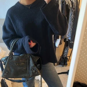 Marinblå stickad tröja  - Helt oanvänd!! Marinblå stickad tröja från Ginatricot. Nypris 399. Säljer för 200