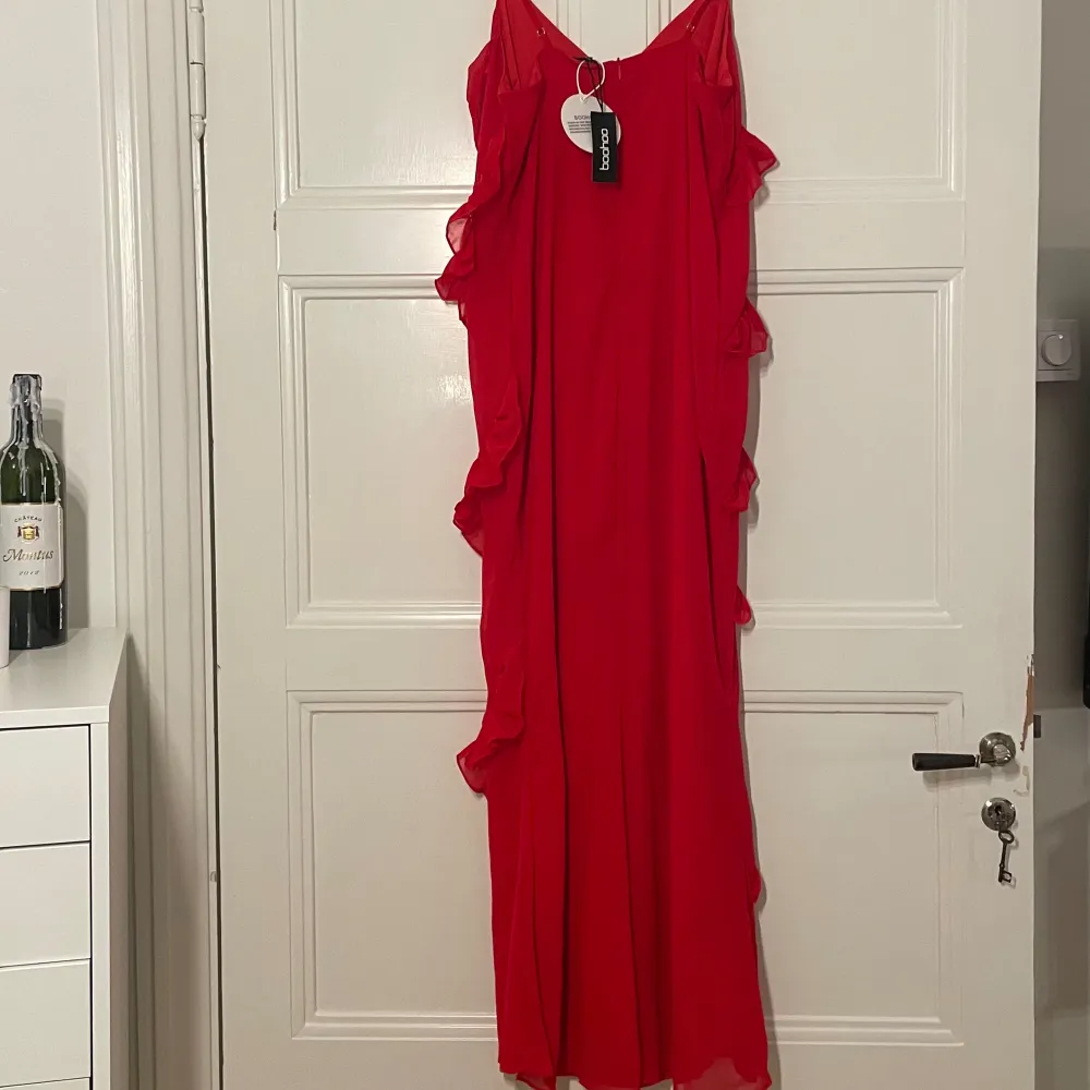 Röd lång klänning från Boohoo, aldrig använd och haf kvar prislappar. Passar till sommaren eller som balklänningar till vårbalen. . Klänningar.