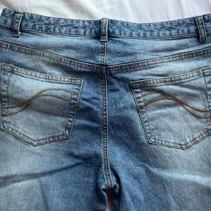 Super snygga jeans från märket Cue i storlek 40. Köptes secondhand men har själv aldrig använt dom då de inte passar. Avklippta nertill, så passar nog någon som är cirka 155-160cm lång. Det är bara att skriva om ni vill ha mått!!!💗