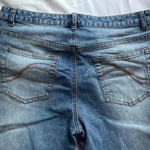 CUE Jeans - Super snygga jeans från märket Cue i storlek 40. Köptes secondhand men har själv aldrig använt dom då de inte passar. Avklippta nertill, så passar nog någon som är cirka 155-160cm lång. Det är bara att skriva om ni vill ha mått!!!💗
