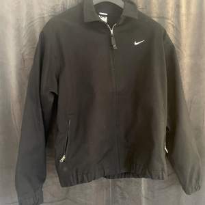 Säljer denna helt nya Nike overshirt. Jätte bra skick. Tveka inte på att höra av dig vid frågor