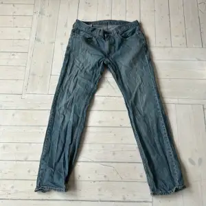 Snygga Levis 559 jeans. Snygg lite loose passform och perfekta vardagsbyxorna. Storlek: 34 x 34