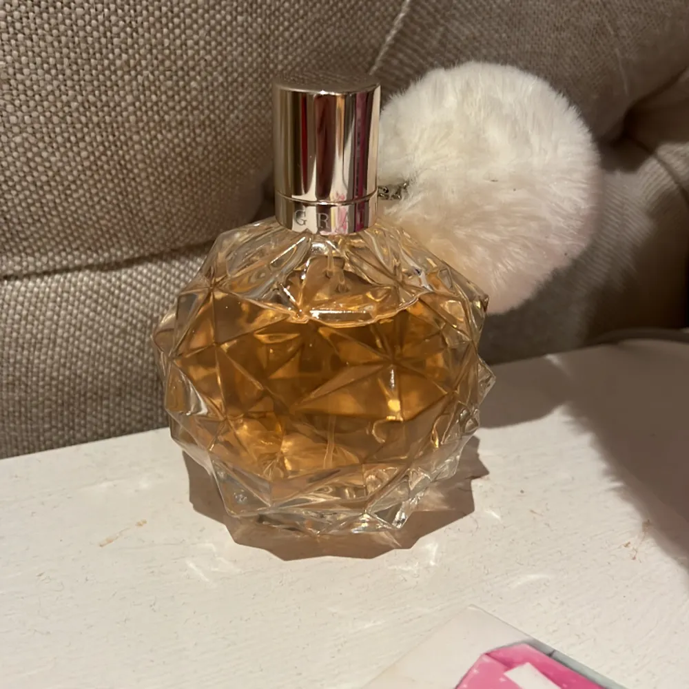 Säljer denna parfym från Ariana Grande, nästan aldrig använd💗 den ser orange ut på kameran men den är ljusrosa!💕 . Övrigt.