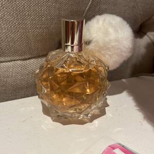 Säljer denna parfym från Ariana Grande, nästan aldrig använd💗 den ser orange ut på kameran men den är ljusrosa!💕 