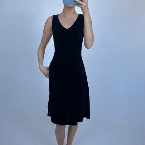Suuperfin svart sammetsklänning. Rachel Green vibes. ❗️Har två stycken exakt likadana❗️