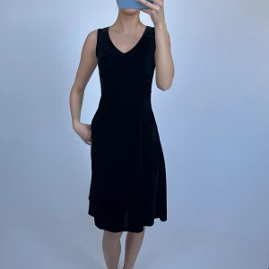Svart sammetsklänning - Suuperfin svart sammetsklänning. Rachel Green vibes. ❗️Har två stycken exakt likadana❗️