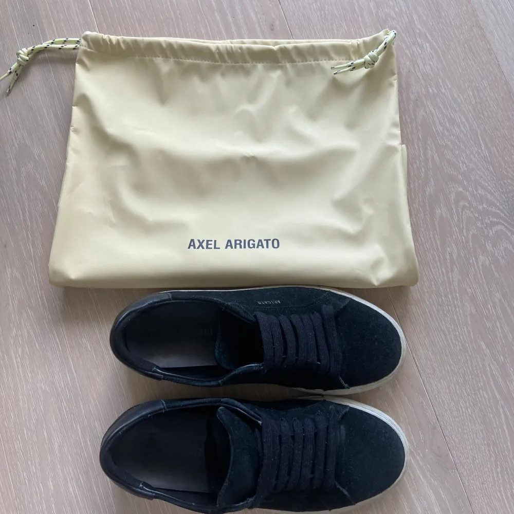 Säljer ett par Axel Arigato skor i storlek 37, model: clean 90 suede. I gott skick, sparsamt använda. Köpta på NK i Stockholm, medföljer kartong och skopåse. Skriv vid minsta fundering.. Skor.
