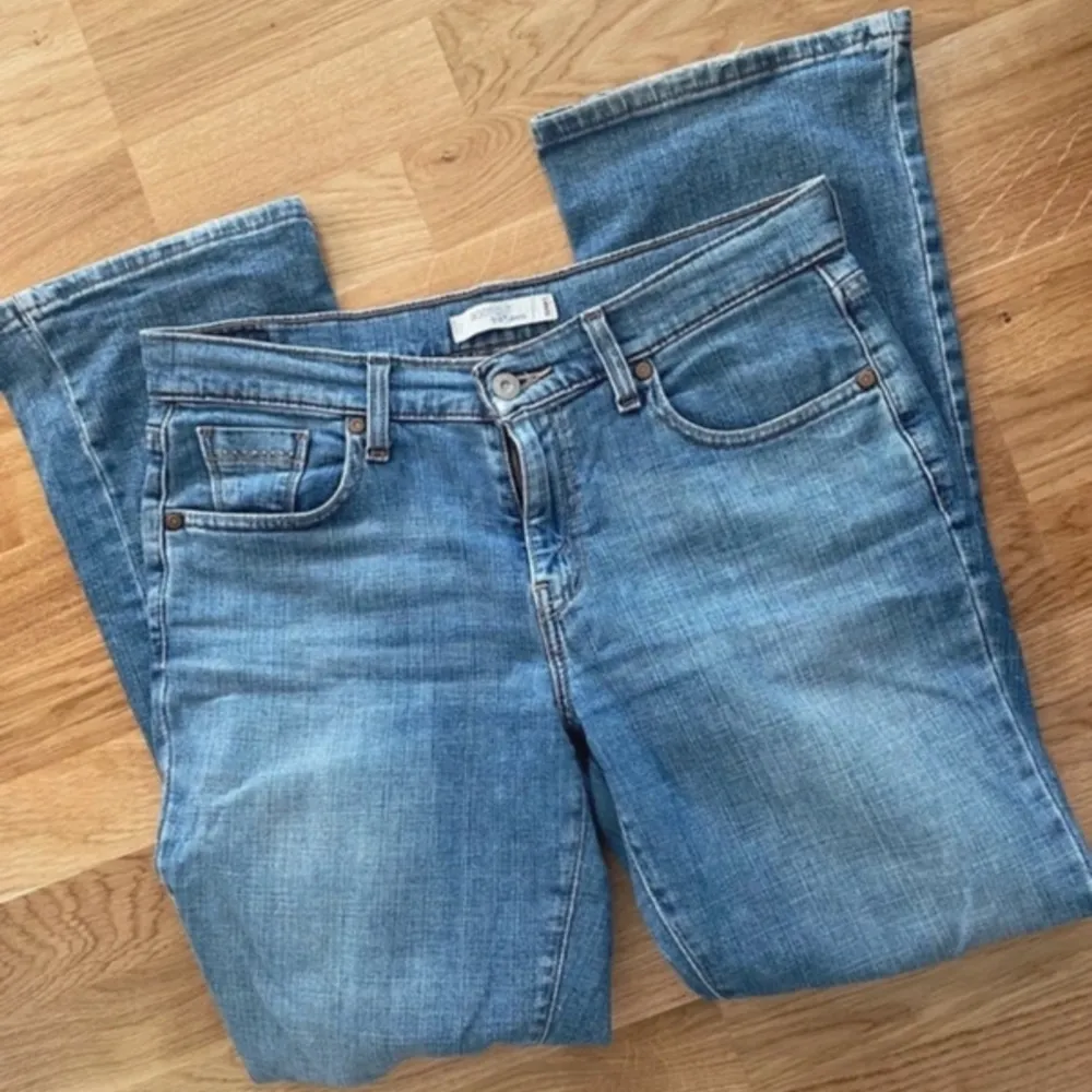 Low waist bootcut jeans från levis med fina detaljer på bakfickorna!💕. Jeans & Byxor.