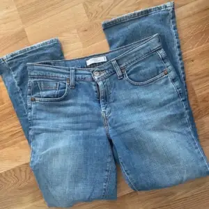 Low waist bootcut jeans från levis med fina detaljer på bakfickorna!💕