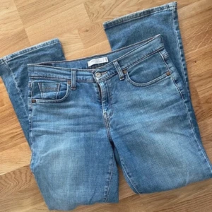 Low waist bootcut jeans  - Low waist bootcut jeans från levis med fina detaljer på bakfickorna!💕