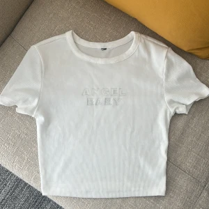 T shirt ”angel baby” croptop - Söt croptop som passar XS-S