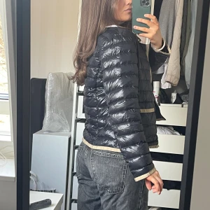 Marinblå jacka! - Superfin Jacka köpt second hand🥰Marinblå med beiga detaljer. Säljer då den inte kommit till användning så mycket:)) På lappen står det storlek XL men skulle säga att den sitter som en S! 