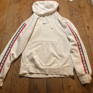 Nike set - Säljer mitt feta Nike set för ett bra pris! Hoodien är i storlek XS o T-shirten är i storlek M, men båda sitter som S. Såklart går det att köpa varorna separat! Hoodien kostar 399 och T-shirten 199. Hela setet går för 499. Aldrig använt, så inga defekter alls! Bara att höra av vid funderingar! 