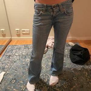 Supersnygga bootcut Levis jeans. Modellen på bilden är 158cm lång. Lite slitna vid hälarna men de märks inte. Skriv för mer info