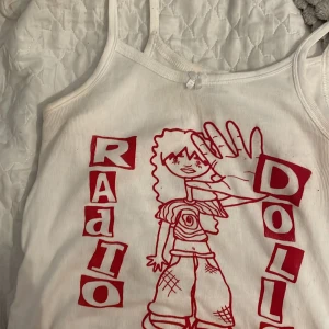 Radio doll linne - Gulligt linne ja köpte på pick förra sommaren, fint skick 