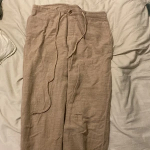 Byxor  - Hej!  Säljer mina byxor för jag inte använder dom. Stl L