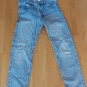 Weekday barrel jeans 27/30 kvitto finns kvar - Kvitto finns kvar. Original pris 600kr. Hämtas eller fraktas. Finns i Årstadal.