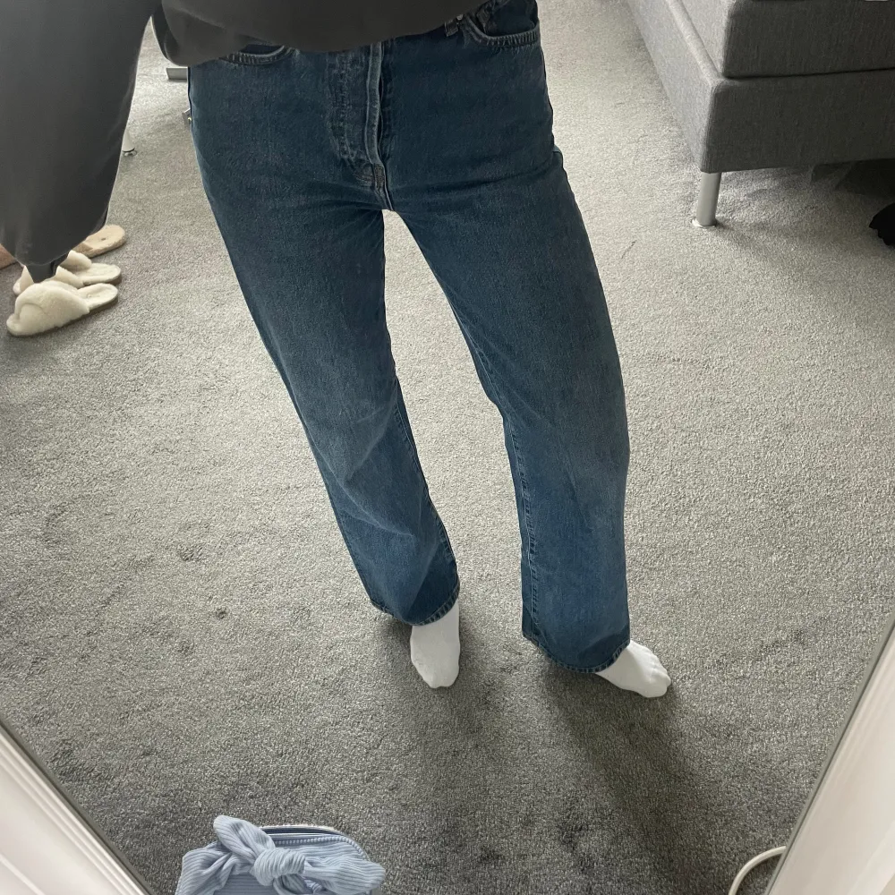 Blå jeans från bikbok, är knappt använda och i bra skick. . Jeans & Byxor.