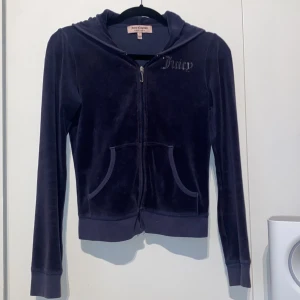 Juicy Couture👑 - Sjukt snygg äkta Juicy Couture jacka💙 Inte använd på ett bra tag men lite sliten på textenStorlek S men passar som XS. Kan tänka mig gå ner i pris vid snabbt köp🙏